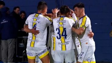 Todos abrazan a Gino Infantino, autor del empate canalla en el primer tiempo.