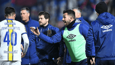 Tevez habló con los medios luego de la derrota canalla frente a Tigre y respaldó la tarea de los juveniles.