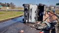 Volcó un camión lleno de cebo en la autopista a Córdoba: precaución por asfalto engrasado