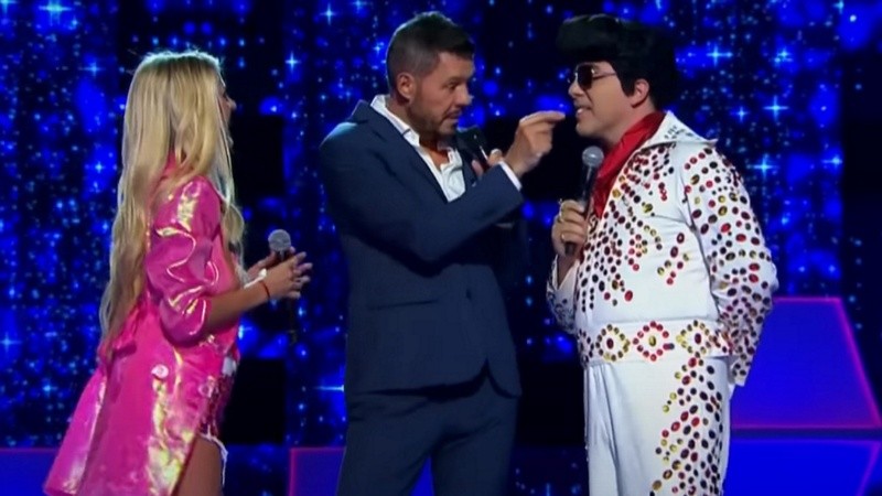 Marcelo Tinelli le quita el chicle a Cristian Castro.