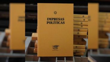Portada del libro "Impresas políticas", de Editorial Capitana.