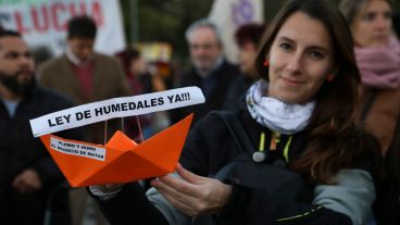 Una multitud en el Monumento se reunió para decir basta a la quema en las islas.