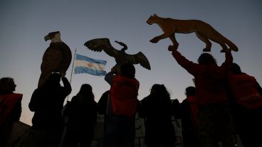 Una multitud en el Monumento se reunió para decir basta a la quema en las islas.