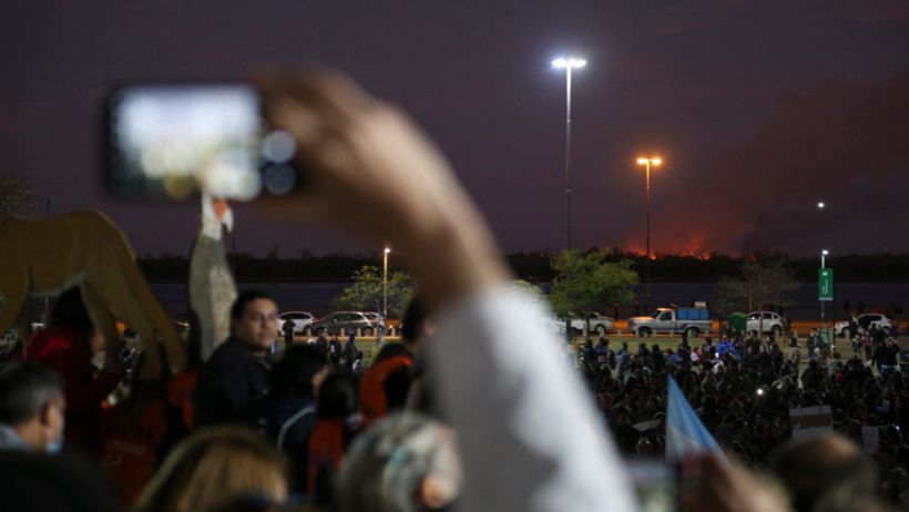 “Basta de quemas”, el rugido de una multitud en Rosario que descree, el mensaje del fuego y la autoorganización