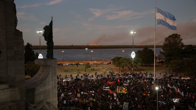 Una multitud en el Monumento se reunió para decir basta a la quema en las islas. 