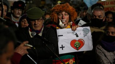 Una multitud en el Monumento se reunió para decir basta a la quema en las islas.