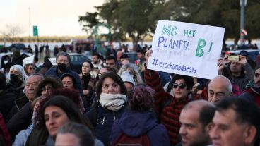 Una multitud en el Monumento se reunió para decir basta a la quema en las islas.