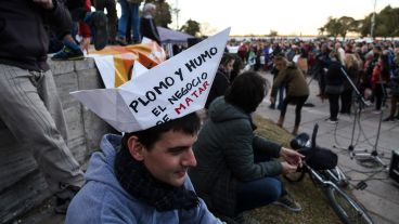 La consigna contra el plomo y el humo fue muy visible en la concentración en el Monumento.