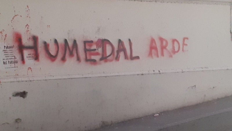 El reclamo por el humo fue pintado en la puerta del Concejo Municipal