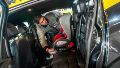 Ya circulan los taxis rosarinos con sillitas infantiles para el traslado de niños