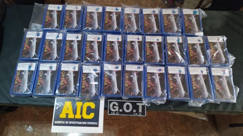 Debajo de un colchón. Los panes estaban acompañados de una foto con la inscripción Emirates y Qatar.