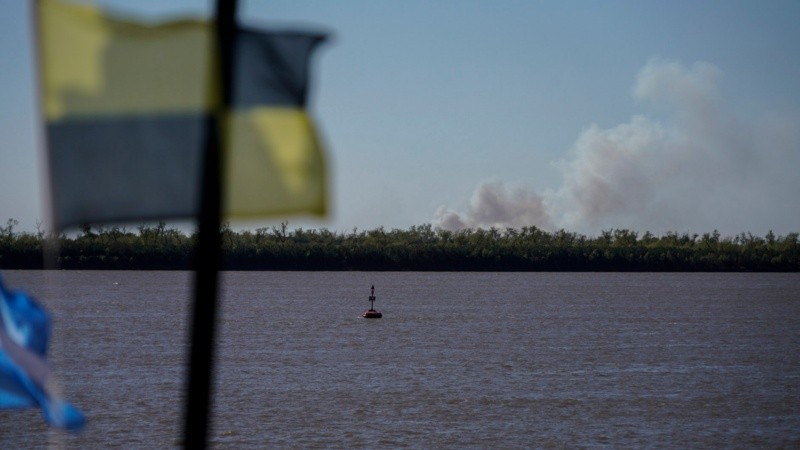 El humo detrás de la boya del kilómetro 418,5 sobre el río Paraná.