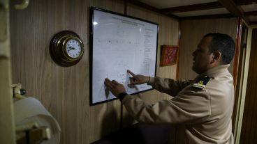 El barco tiene camarotes para 12 tripulantes y puede navegar varios días sin volver a tierra.