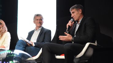 Macri en el Congreso de Apresid, acompañado por Martín Palermo