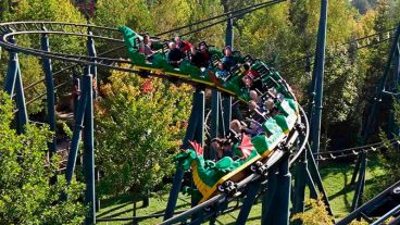 Foto de archivo de la montaña rusa Fire Dragon en Guenzburg.