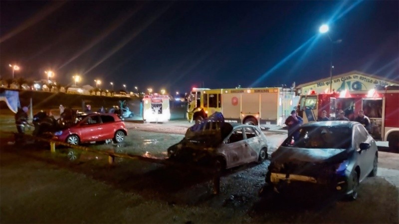 Así quedaron los autos incendiados. 