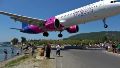 "El avión, el avión": impresionantes aeropuertos donde los aviones de pasajeros pasan a metros de la cabeza de la gente antes de aterrizar