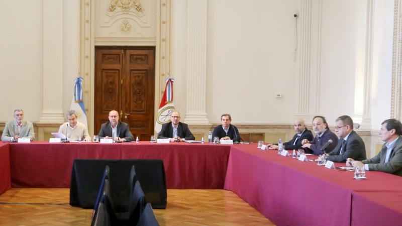 Gobernador, intendente, ministros y jefe de Policía se reunieron en Rosario. 