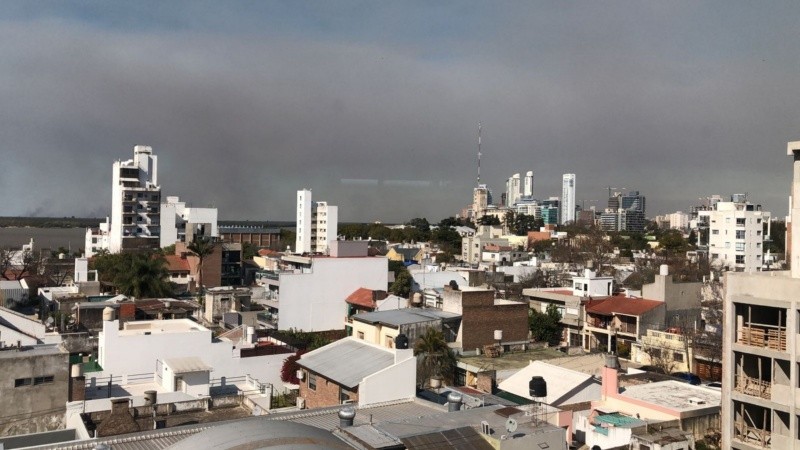 Una de las imágenes de las nuevas quemas y el humo que sale desde las islas entrerrianas frente a Rosario.
