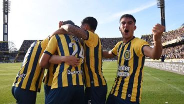 Los pibes canallas celebran el triunfo en casa contra Barracas Central.