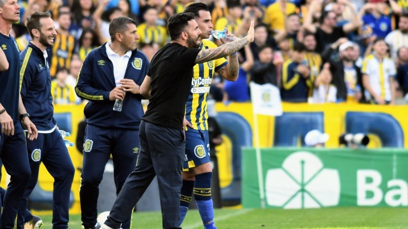 El Apache vivió el partido con intensidad y terminó celebrando la gran victoria de los pibes.