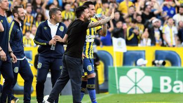 El Apache vivió el partido con intensidad y terminó celebrando la gran victoria de los pibes.