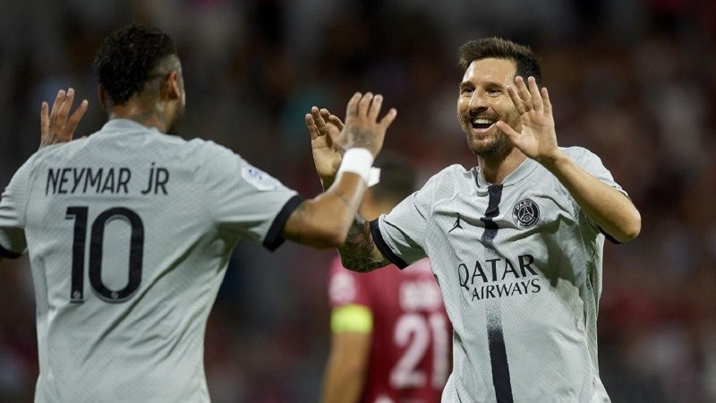 Felicidad compartida: Messi y Neymar celebran uno de los goles del brasileño para ganarle al Montpellier.