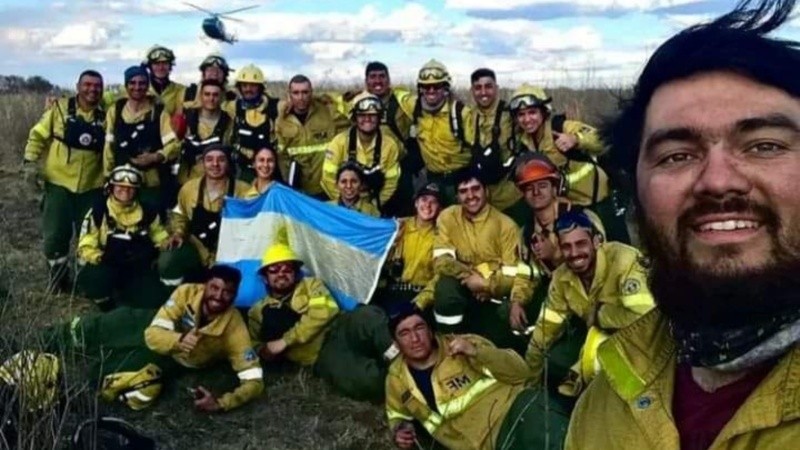 Brigadistas tras días de trabajo sin parar. 