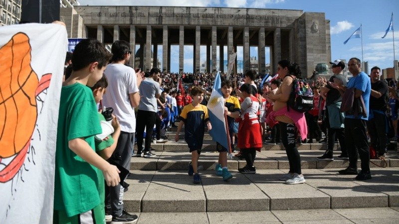 El cierre del evento deportivo tuvo lugar en el Monumento a la Bandera.