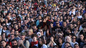 Una multitud se hizo presente en la explanada del CEC junto al río.