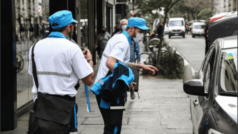 El estacionamiento sobre rampas y veredas también fue incluído en la nueva normativa.
