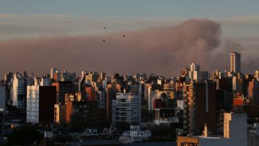 La gigante nube de humo que se vio este lunes frente al centro de Rosario.