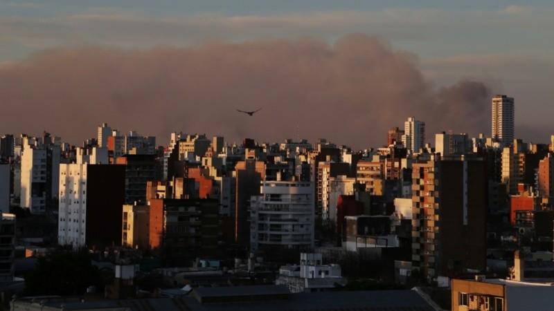Densa humareda frente a la costa central.