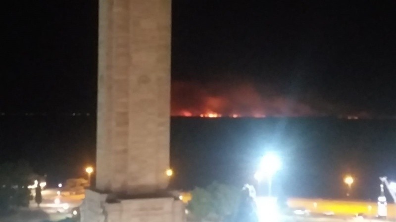 El fuego frente a la zona del Monumento este lunes a la noche.