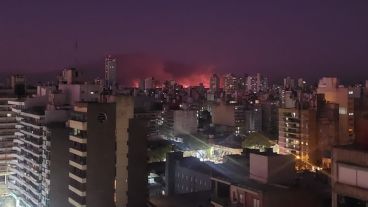 El fuego seguía este lunes a la noche.