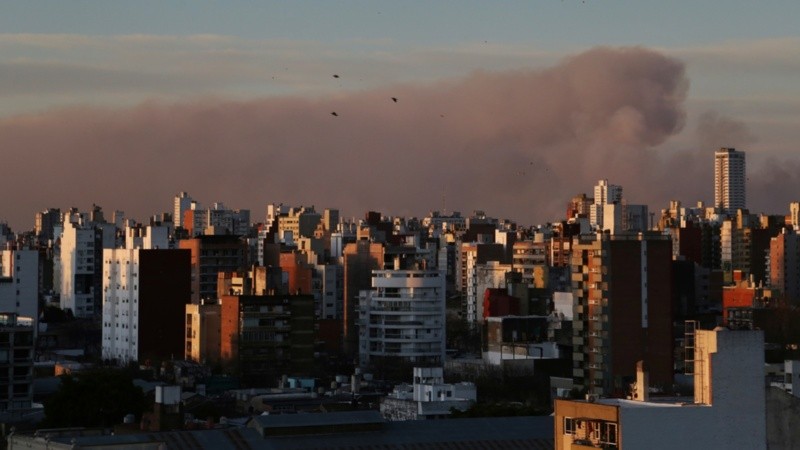 Una nube de humo frente a Rosario.