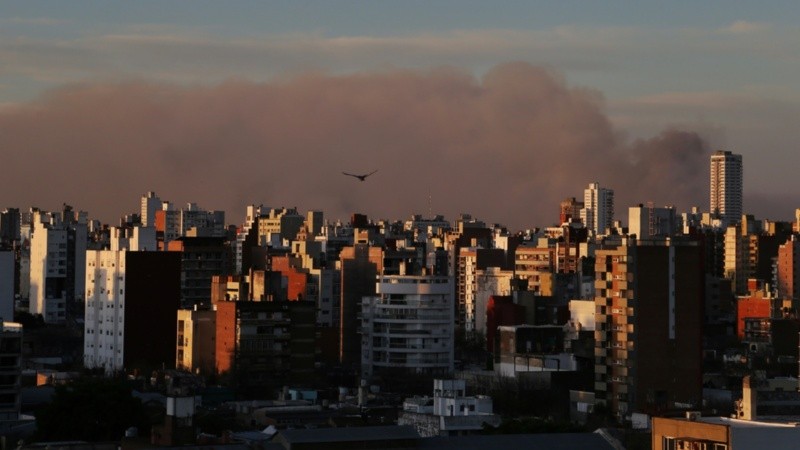 Una nube de humo frente a Rosario.