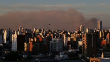 Una nube de humo frente a Rosario.