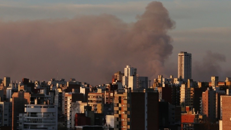 Una nube de humo frente a Rosario.