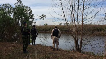 Personal de la Agrupación Albatros y de Prefectura Victoria en las islas.