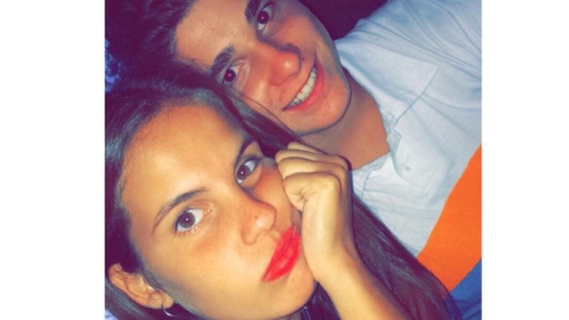 Emilia fue captada en el aeropuerto el día en que Julián viajó con destino a Inglaterra y lo despidió con un beso frente a todas las cámaras.