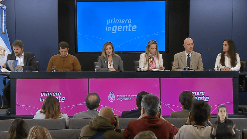 La conferencia de prensa en el microcine del Palacio de Hacienda.