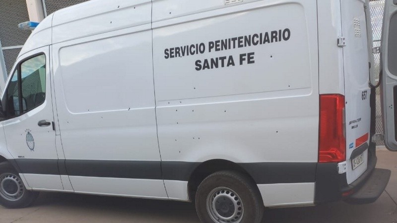 El móvil del Servicio Penitenciario baleado.