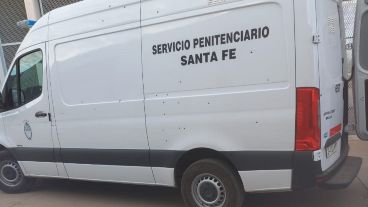 El móvil del Servicio Penitenciario baleado.