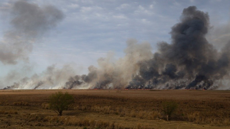 El humo por los incendios en las islas de agosto de 2022 llegó a Rosario.