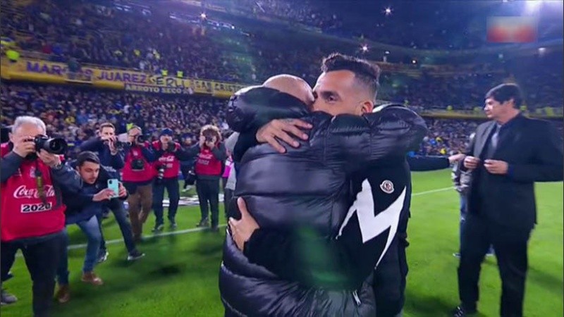 Tevez volvió a la Bombonera y fue recibido como un verdadero ídolo.