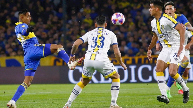 Sebastián Villa volvió a ser de lo mejor en Boca, pero pudo ser expulsado en una jugada polémica. 