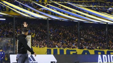 Tevez volvió a la Bombonera y fue recibido como un verdadero ídolo.