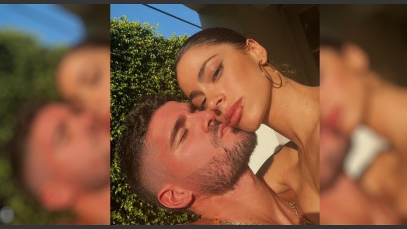 Rodrigo de Paul t Tini Stoessel, a los besos.