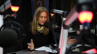 Claudia Bonato conduce A La Vuelta de lunes a viernes de 21 a 22. (Alan Monzón/Rosario3)